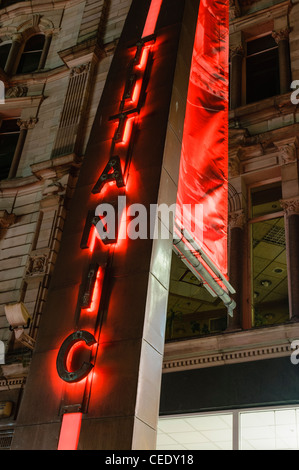 Titanic 'tusk', Donegall Place, Belfast, dans la nuit. Banque D'Images