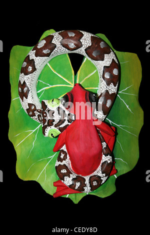 Le Costa Rica avec la plaque indienne Boruca Manger Serpent Grenouille rouge Banque D'Images