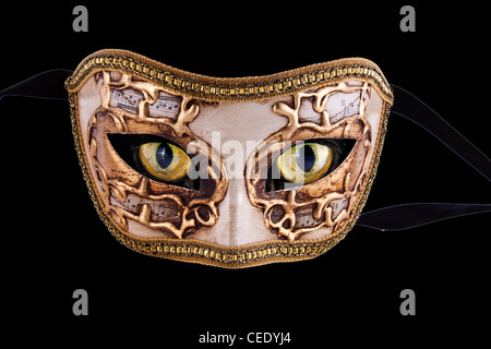 Un beau masque de Venise avec la musique thème et yeux de chat isolé dans le noir Banque D'Images