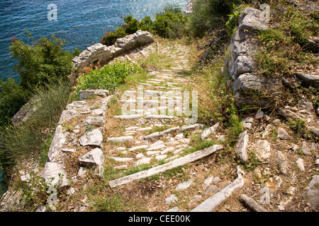 La voie pavée de torsion ou kaldarimi fortement depuis l'escalade de Damouchari Tsangarada au-dessus de la mer Égée sur la Pelion en Grèce Banque D'Images