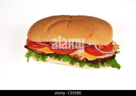 Poulet rôti en tranches de fromage sous sandwich avec salade, tomate, oignon rouge en salade de pain sur fond blanc. Banque D'Images