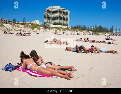 Les baigneurs sur la plage de Scarborough soleil près de Perth en Australie occidentale Banque D'Images