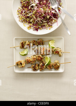 Bâtonnets de poulet brochettes satay limes vue aérienne Banque D'Images