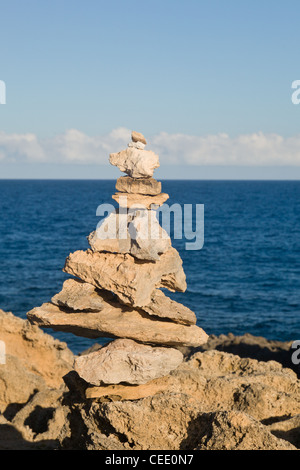 En forme de pyramide pile de rochers en équilibre sur le bord d'océan Banque D'Images