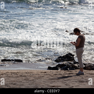 Femme épaves sur Glass Beach à Kauai Banque D'Images