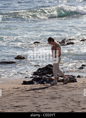 Femme épaves sur Glass Beach à Kauai Banque D'Images