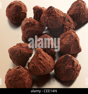 Le chocolat en poudre saupoudré truffes Banque D'Images