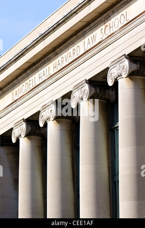 Un affichage des colonnes et de l'écriture à la Harvard Law School's Langdell Hall (law library) à Cambridge, MA. Banque D'Images