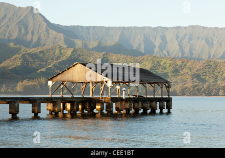 Soleil levant éclaire la jetée d'Hanalei et montagnes de Na Pali à Kauai Banque D'Images