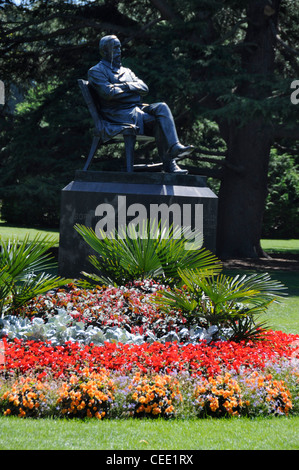 Une statue de William Sefton Moorhouse 1825-1881 dans les jardins botaniques, Hagley Park, Christchurch, Nouvelle-Zélande. William Sefton Moorhouse était un britannique- Banque D'Images