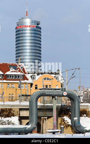 Tuyau de chauffage urbain en face de Jentower, Iéna, Thuringe, Allemagne, Europe Banque D'Images