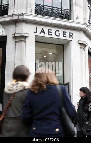L'entrée du magasin Jaeger dans Oxford Street, à Londres, à des personnes qui se passe Banque D'Images