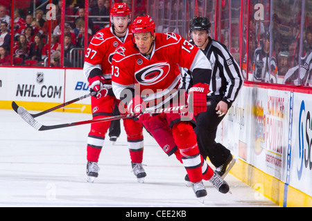 Carolina Hurricane Anthony Stewart et Carolina Hurricane Tim Brent dans une partie de la LNH au cours de la saison 2011-2012 au Centre RBC Banque D'Images