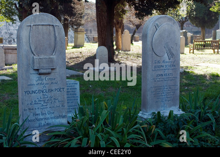 Tombes de John Keats et Joseph Severn dans le cimetière Non-Catholic, Rome, Latium, Italie Banque D'Images