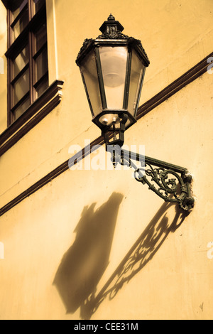 Ancienne lanterne de rue à Prague, République Tchèque Banque D'Images