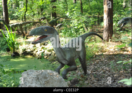 Taille de la statue d'un paysage forestier dans les velociraptors Banque D'Images