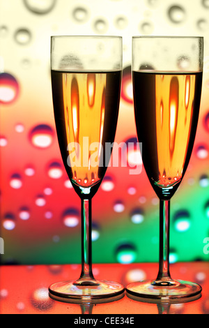 Verres de champagne close-up plus de background avec bulles Banque D'Images