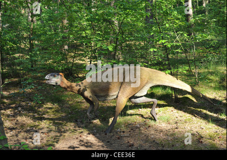 Taille de la vie statue d'un dinosaure dans un paysage de forêt Banque D'Images