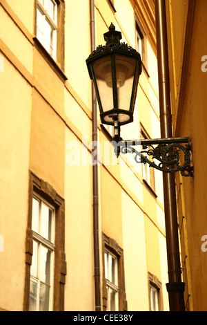 Old lantern rue étroite à Prague, République Tchèque Banque D'Images