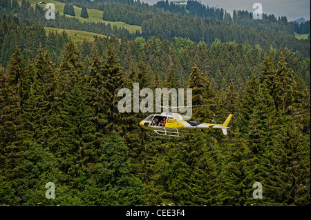 Mont Blanc Hélicoptère avec à propos de l'équipe du film à la terre. Megève Megève aéroport montagne Rhône-Alpes Françaises. La France. L'Europe, l'UNION EUROPÉENNE Banque D'Images