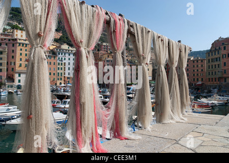 Les filets de pêche hung out to dry Banque D'Images