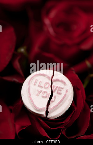 Que je t'aime Love Heart sweet assis sur des roses rouges Banque D'Images