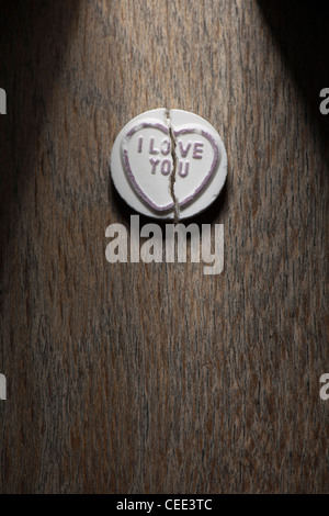 Que je t'aime Love Heart sweet assis sur le plancher en bois Banque D'Images