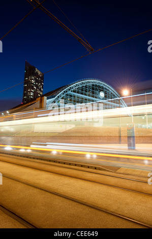 Les sentiers de la lumière d'un tramway se précipiter sur eux-mêmes passé mentions légales un shot de Manchester Central Centre GMex. Banque D'Images