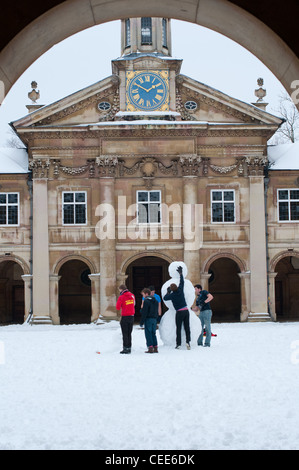 Les élèves faire un bonhomme de neige d'Emmanuel College, St Andrews Street, Cambridge, Royaume-Uni Banque D'Images