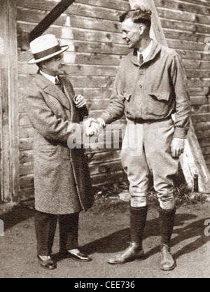 Charles Lindbergh (à droite) est accueilli à son arrivée à Paris en 1927 par l'aviateur français René Fonck. Banque D'Images