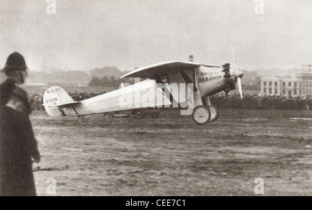 Charles Lindbergh, à l'atterrissage à Croyden, Angleterre en 1927 dans son avion Spirit of St Louis. Banque D'Images