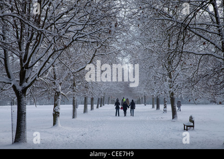 Famille marcher dans la neige à Nottingham Wollaton Park, Angleterre, Royaume-Uni Banque D'Images