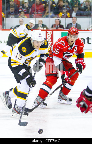Bruin Tyler Seguin, Boston Carolina Hurricane Brandon Sutter - Carolina Hurricanes vaincre les Bruins de Boston 4-2 dans une partie de la LNH Banque D'Images