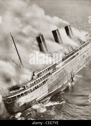 Le paquebot S.S. L'Atlantique de la ligne française, en feu et à la dérive en 1933 Banque D'Images