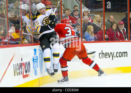 Carolina Hurricane Tim Brent, Boston Bruin Johnny Boychuk - Carolina Hurricanes vaincre les Bruins de Boston 4-2 dans une partie de la LNH Banque D'Images