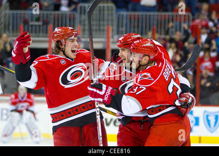 L'Ouragan Caroline Justin Faulk, Tim Brent, Jay Harrison- Carolina Hurricanes vaincre les Bruins de Boston 4-2 dans une partie de la LNH Banque D'Images