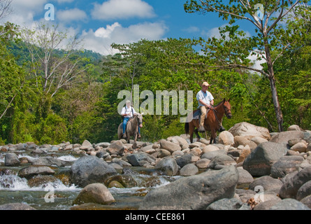 Les gens monter à cheval sur une visite guidée du Costa Rica Banque D'Images