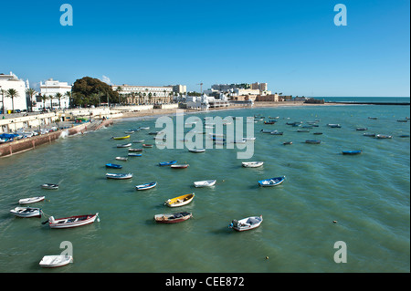 Les bateaux de pêche amarrés dans Playa de la caleta, Cadix, Andalousie, Espagne Banque D'Images