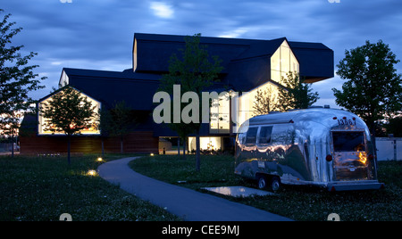 Weil am Rhein, Vitra-Gelände VITRAHAUS, Herzog, de Meuron, 2010 und Außenansicht mit GLOBETROTTER von 1969 Airstream Banque D'Images