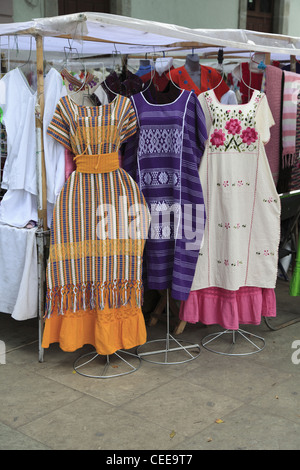 Des vêtements traditionnels, le marché, la Ville d'Oaxaca, Oaxaca, Mexique, Amérique Latine Banque D'Images