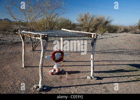 Un lieu de culte sur le côté d'une route sur la nation Tohono O'odham Indian Reservation. Banque D'Images