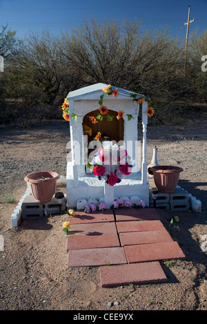 Un lieu de culte sur le côté d'une route sur la nation Tohono O'odham Indian Reservation. Banque D'Images