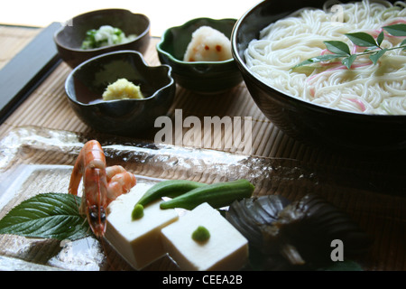 Repas japonais authentique somen nouilles froides, plats, de cornichons, de tofu, crevettes, gombo, aubergine, aubergines, servi sur le tapis de bambou. Banque D'Images