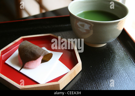 Bonbons authentique japonais traditionnel gâteau de riz mochi rose Sakura cherry blossom quitte la pâte de haricots rouges au thé vert macha shoji Banque D'Images