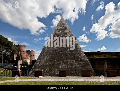 Rom, Cestiuspyramide, Pyramide de Caius Cestius Banque D'Images