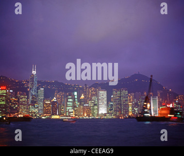 Vue sur la ville au crépuscule de Kowloon, Hong Kong Island, Hong Kong, République populaire de Chine Banque D'Images