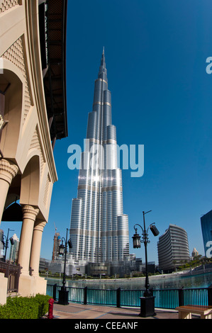 Burj Khalifa est un des bâtiments les plus grands du monde, à 828m. Situé sur le centre-ville de Dubaï, Sheikh Zayed Road. Banque D'Images