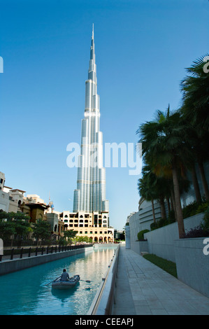 Burj Khalifa est un des bâtiments les plus grands du monde, à 828m. Situé sur le centre-ville de Dubaï, Sheikh Zayed Road. Banque D'Images