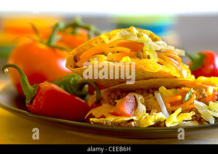 Les tacos sur plaque avec vigne tomates mûres, des piments rouges et verts. Banque D'Images