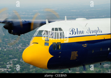 Le capitaine de marine Edward Jorge, pilote de l'escadron de démonstration de vol de la marine américaine, les Blue Angels, survole Indianapolis lors d'une séance photo avec Red Eagle Air Sports. Les Blue Angels se déroulent à Indianapolis dans le cadre de la saison des spectacles 2011 et à l'occasion du centenaire de l'aviation navale. Banque D'Images